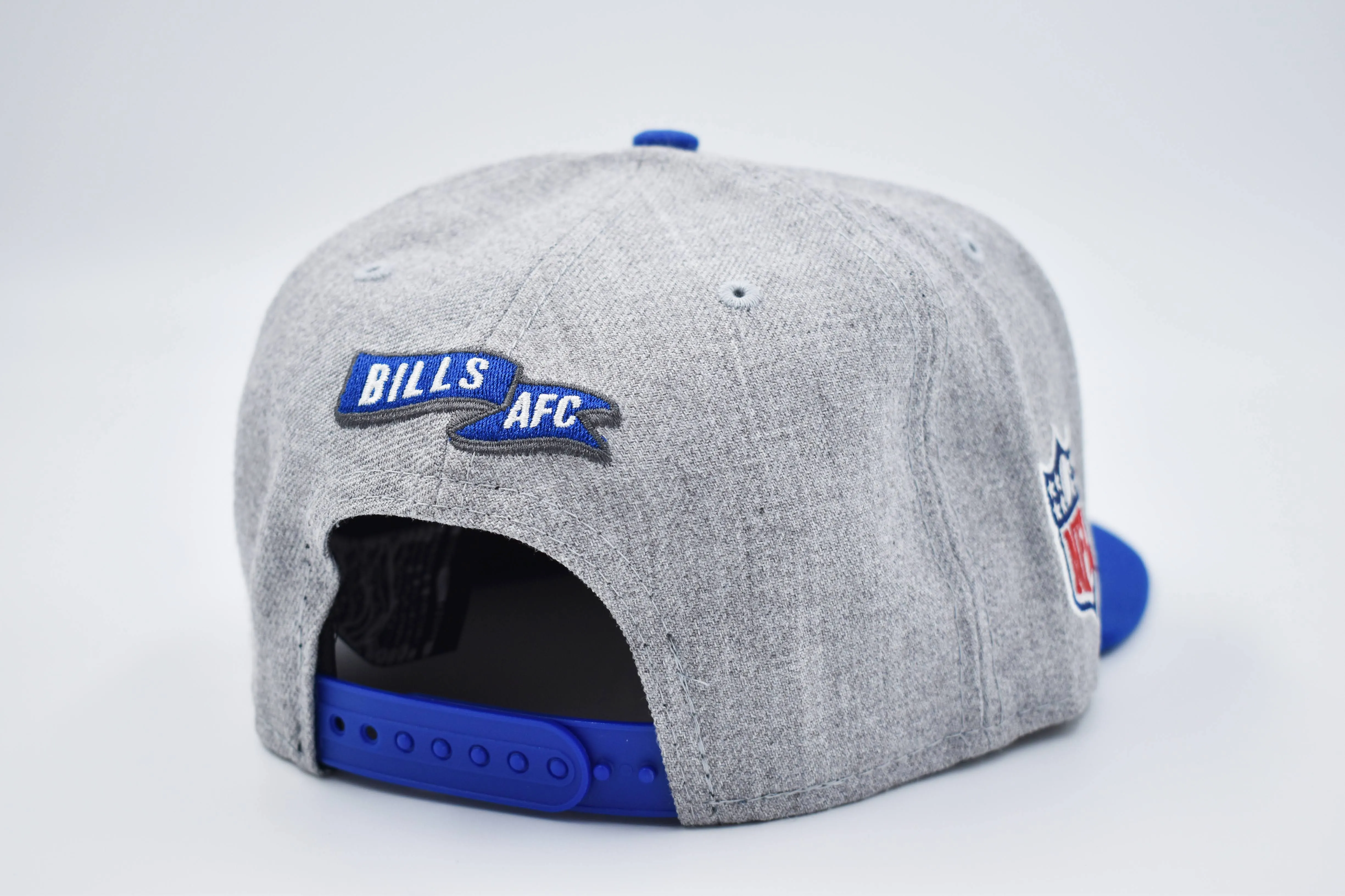 New Era Buffalo Bills 2022 Sideline Grey With Standing Buffalo Snapback Hat